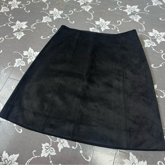 Aritzia Babaton Modern Faux Suede Mini Skirt in Black Sz 2 - Picture 4 of 11